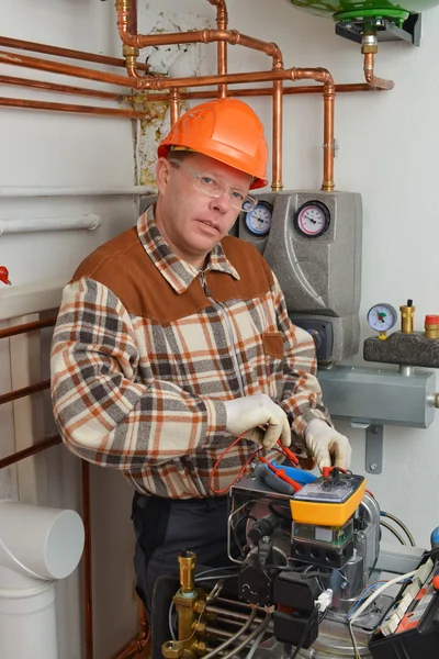 Service Man Working on Furnace — Stock Photo, Image