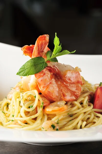 Spaghettis aux crevettes et tomates — Photo