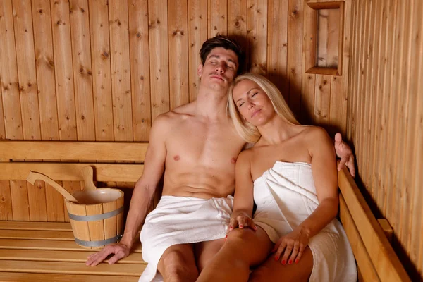 Casal relaxante na sauna — Fotografia de Stock