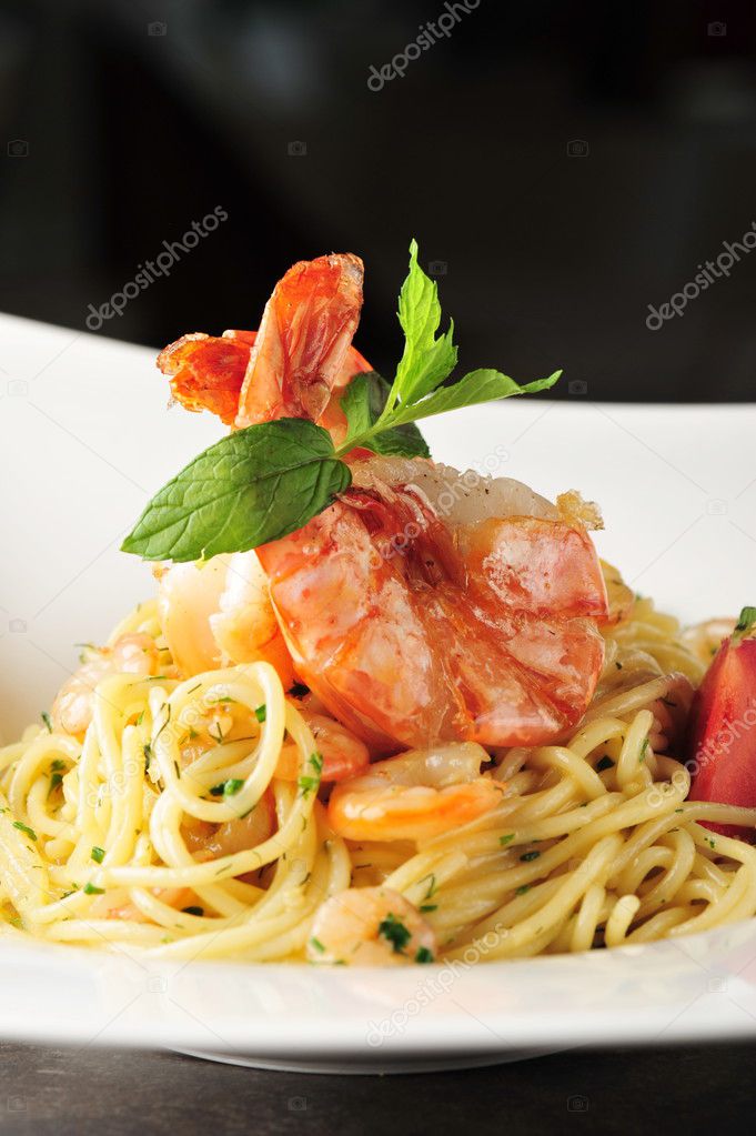 Spaghetti with shrimps and tomatoes