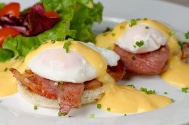 Yumurta Benedict ve lezzetli tereyağı hollandaise sos