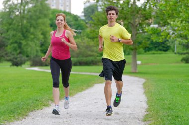 genç bir çift koşu