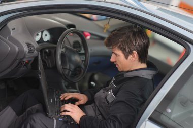 adam tamir araba bilgisayar ile