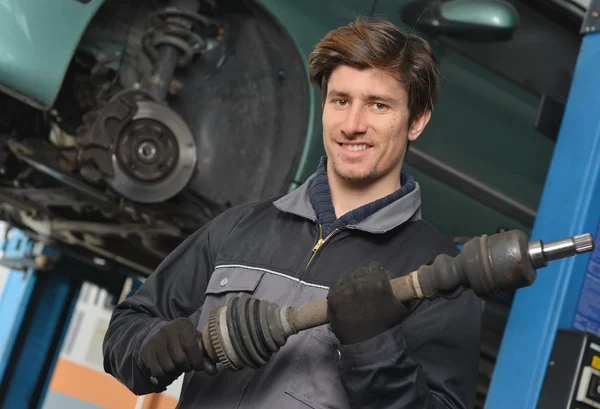 Mechaniker hält Autoteil — Stockfoto