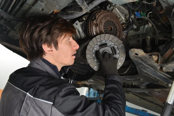 Mecânico de automóveis trabalhando sob o carro — Fotografia de Stock