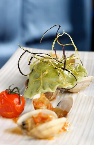 Dampfmuscheln, Spinat-Ravioli, Knoblauch, Tomaten und Basilikum — Stockfoto