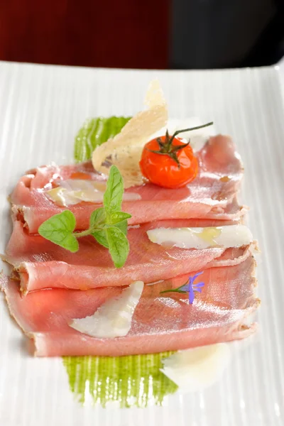 Carpaccio of tuna with tomatoes, Parmesan cheese and spices — Stock Photo, Image