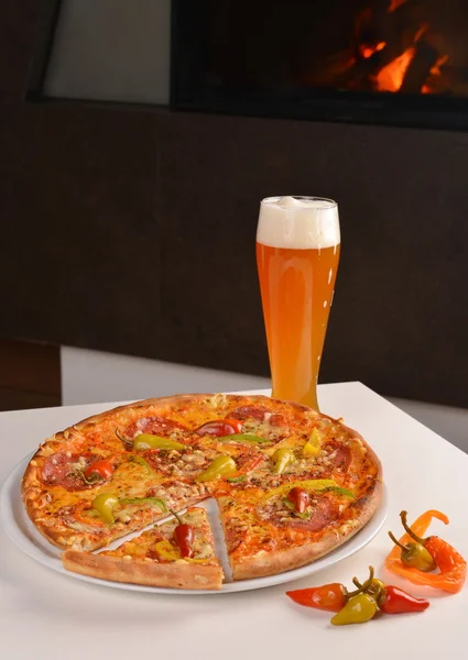 Горячая пицца с холодным пивом — стоковое фото