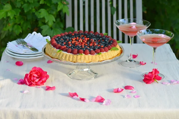 Tarte aux fruits aux framboises et bleuets frais — Photo