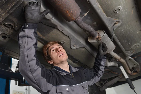 Reparaciones mecánicas del coche sistema de escape — Foto de Stock