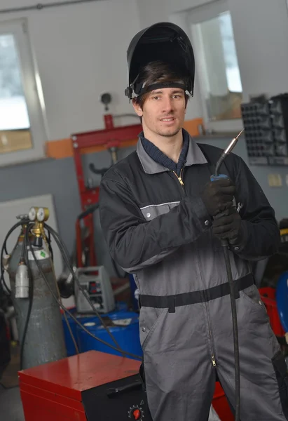 Saldatore sul lavoro — Foto Stock