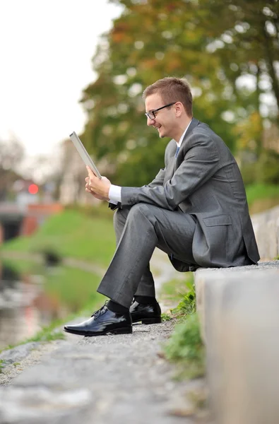 Joven Empresario con tablet — Foto de Stock