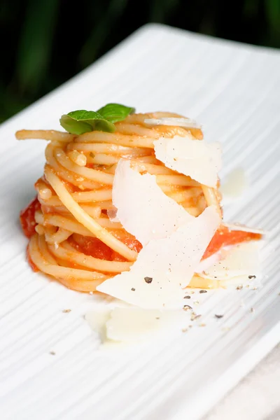 Pâtes ou spaghettis à la sauce tomate et basilic — Photo