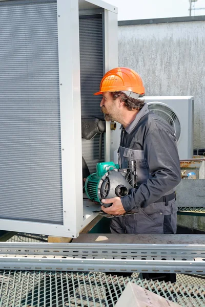 Man repair Air Conditioning — Stock Photo, Image