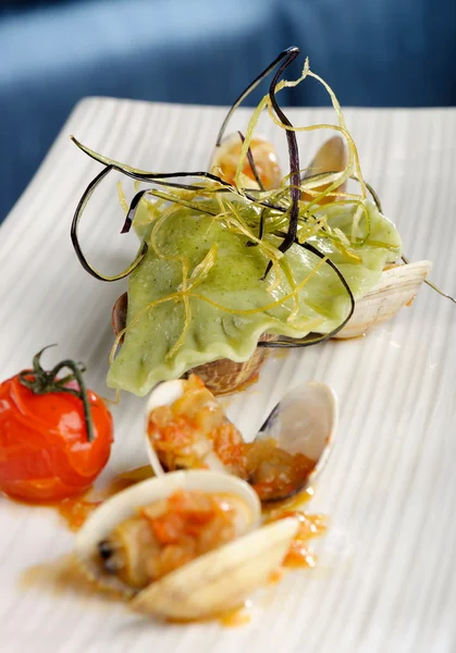 Steamer Clams, spinach ravioli, Garlic, tomatoes and Basil — Stock Photo, Image