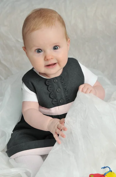 Baby Mädchen im niedlichen Kleid sitzend — Stockfoto