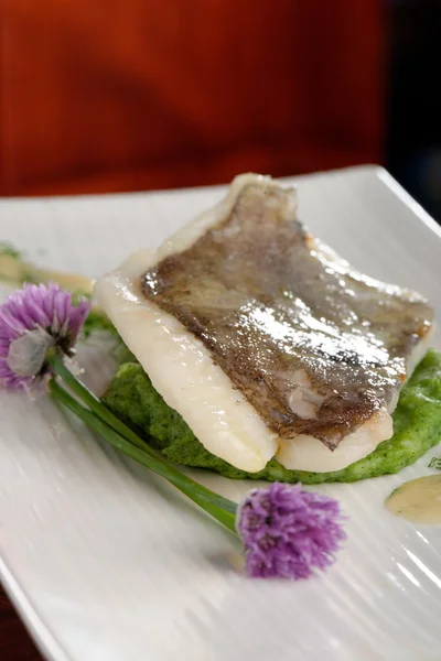 Filete de pescado John Dory en puré de espinacas —  Fotos de Stock