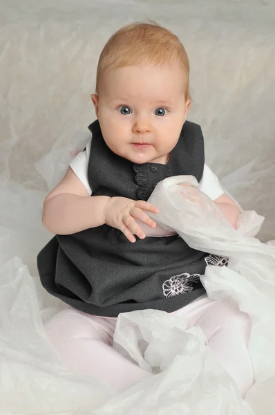 Bebé niña en lindo vestido sentado — Foto de Stock