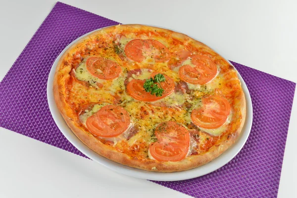 Pizza vegetariana con pomodori — Foto Stock