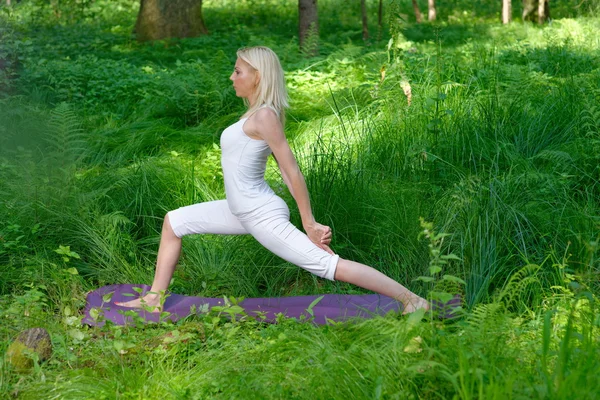 Woman practices yoga in nature — Stock Photo, Image