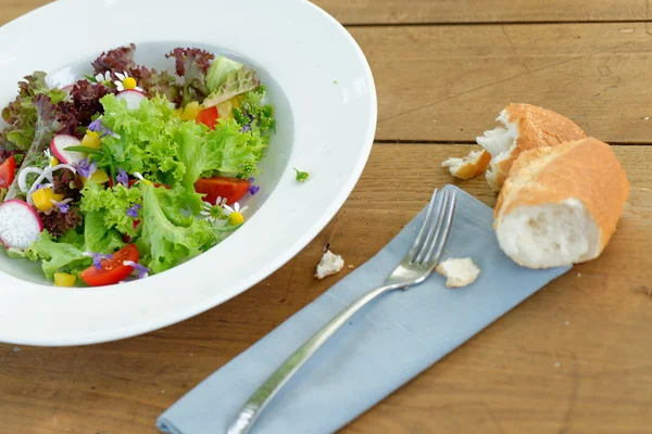 Салат с помидорами, огурцами и хлебным багетом — стоковое фото