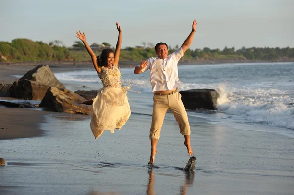 Just married young couple — Stock Photo, Image