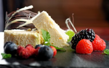 Parfe tatlı orman meyveleri ile