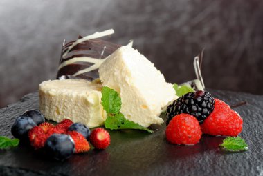 Parfe tatlı orman meyveleri ile