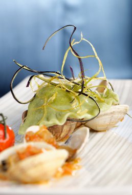 Vapur istiridye, ıspanaklı mantı, sarımsak, domates ve fesleğen