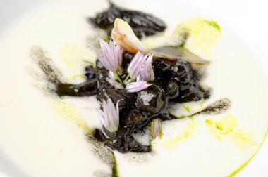 Deniz mahsullü siyah makarna.