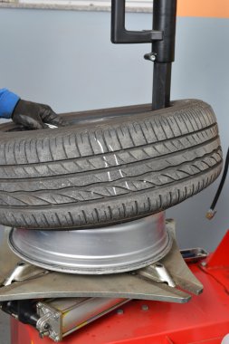Mekanik değişen otomobil lastiği