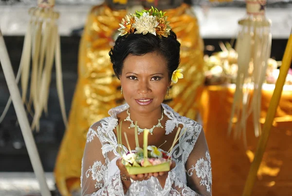 Asian bride prays in the temple — Stock Photo, Image