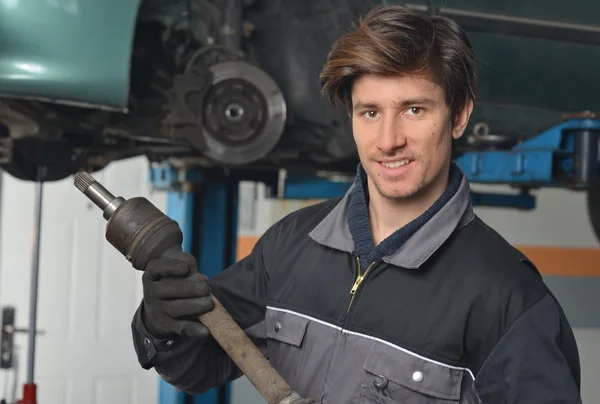 Mechanik drží část vozu — Stock fotografie