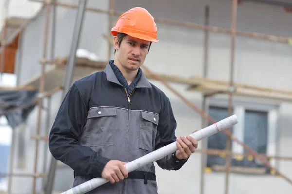 Jonge ingenieur met blauwdruk — Stockfoto