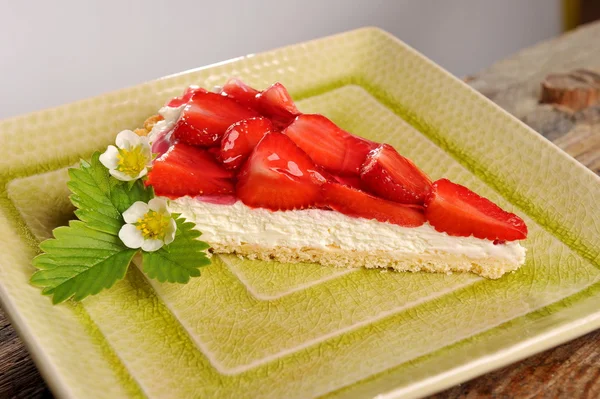 Strawberry cheesecake op een plaat — Stockfoto