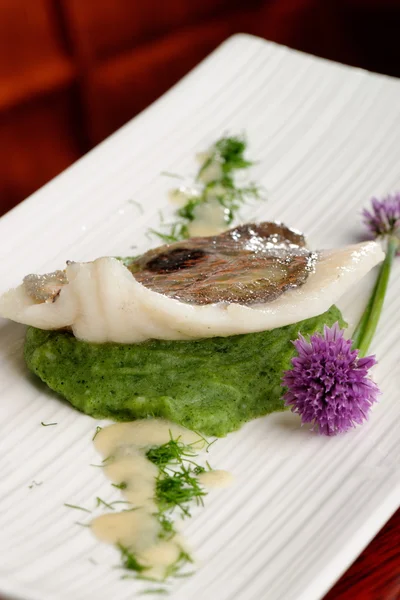 Filé de peixe John Dory em purê de espinafre — Fotografia de Stock