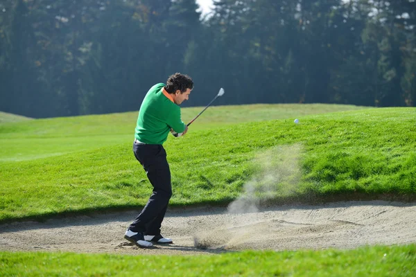 Hombre jugando al golf — Foto de Stock