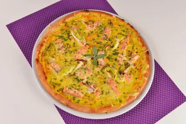 Heerlijke pizza met zalm — Stockfoto