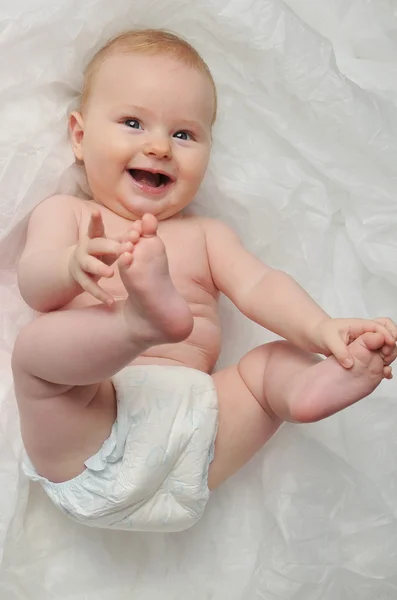 7 ヶ月赤ちゃんのおむつの女の子 — ストック写真