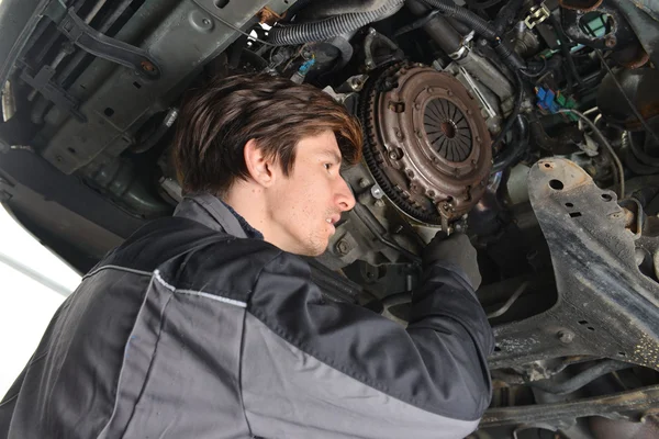 Automechanik, pracující pod auto — Stock fotografie