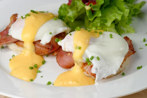 Ovos Benedict e delicioso molho holandês amanteigado — Fotografia de Stock