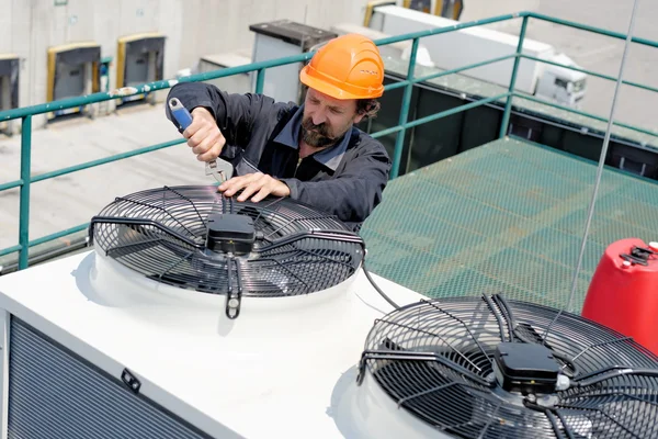 Man repair Air Conditioning — Stock Photo, Image