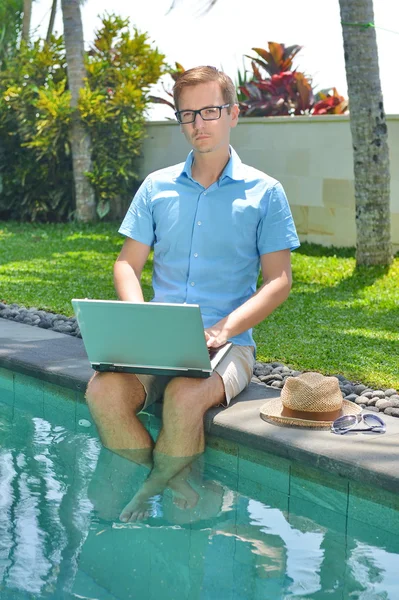 Молодой бизнесмен, работающий с компьютером — стоковое фото