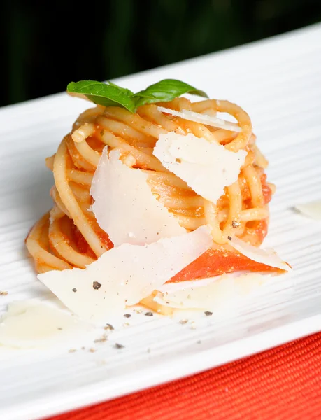 Pastas o espaguetis con salsa de tomate y albahaca —  Fotos de Stock