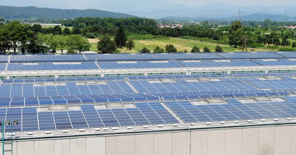 Güneş enerjisi elektrik panoları — Stok fotoğraf