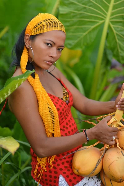 Modelo morena asiática em pé na frente da selva cênica — Fotografia de Stock