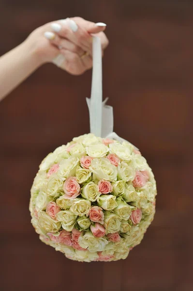 Bouquet de mariage dans la main de la mariée — Photo