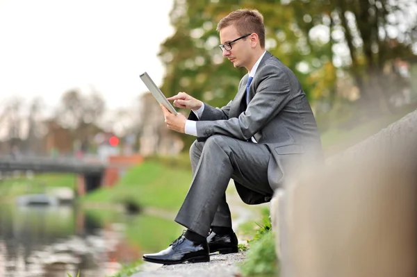 Joven Empresario con tablet —  Fotos de Stock