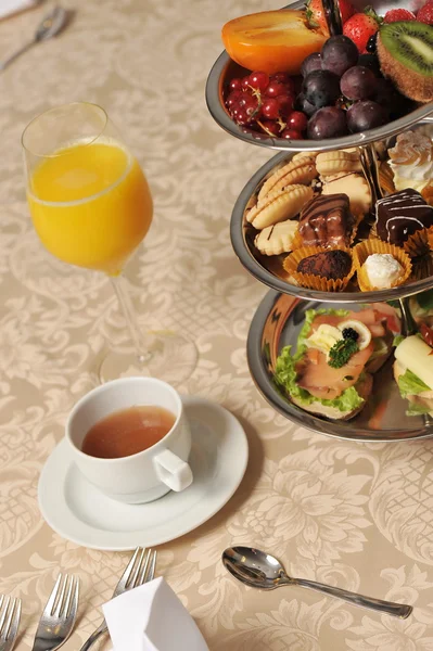 Mesa cheia de vários alimentos saborosos e frescos — Fotografia de Stock