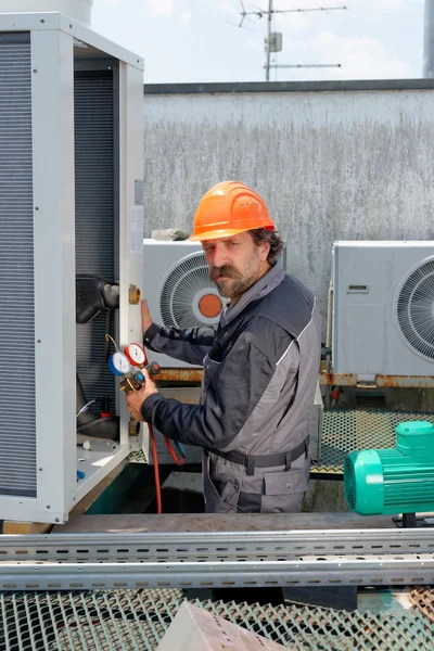 Mann repariert Klimaanlage — Stockfoto